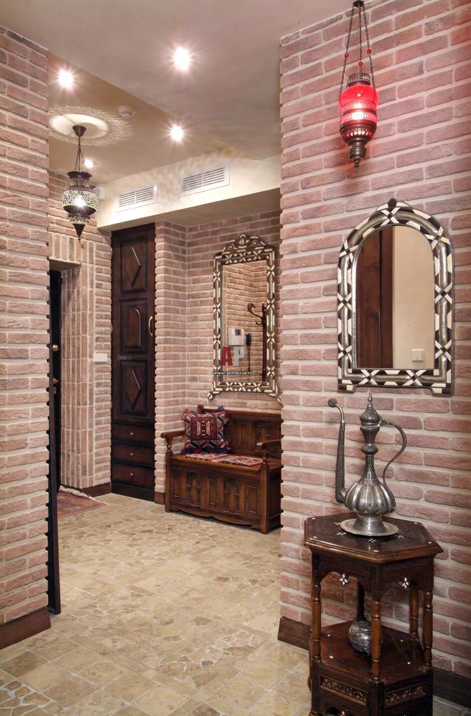 Декоративный камень в коридоре. Лиговский 29 отель vox. Декоративный кирпич в прихожей. Штукатурка под кирпич в коридоре. Прихожая из декоративного кирпича.