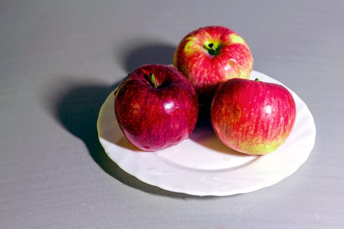 Яблоко красное на тарелке