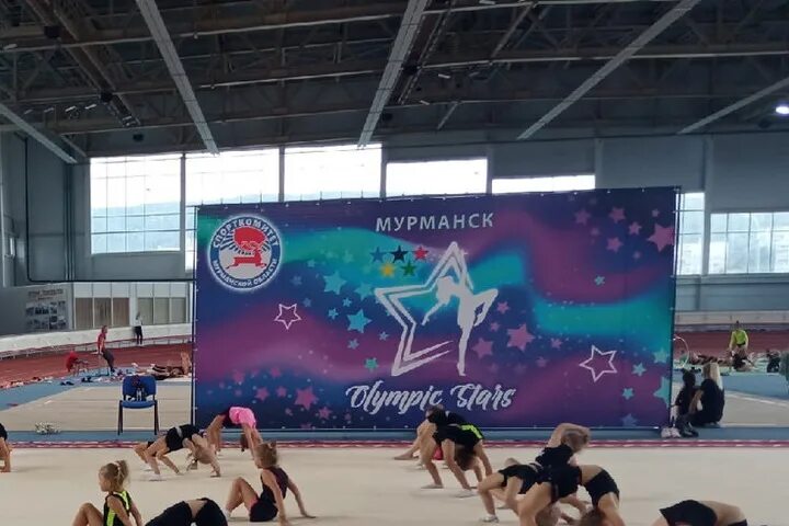 Соревнования по художественной гимнастике в мурманске. Художественная гимнастика. соревнования по гимнастике. художественная гимнастика фото. легкоатлетический манеж.