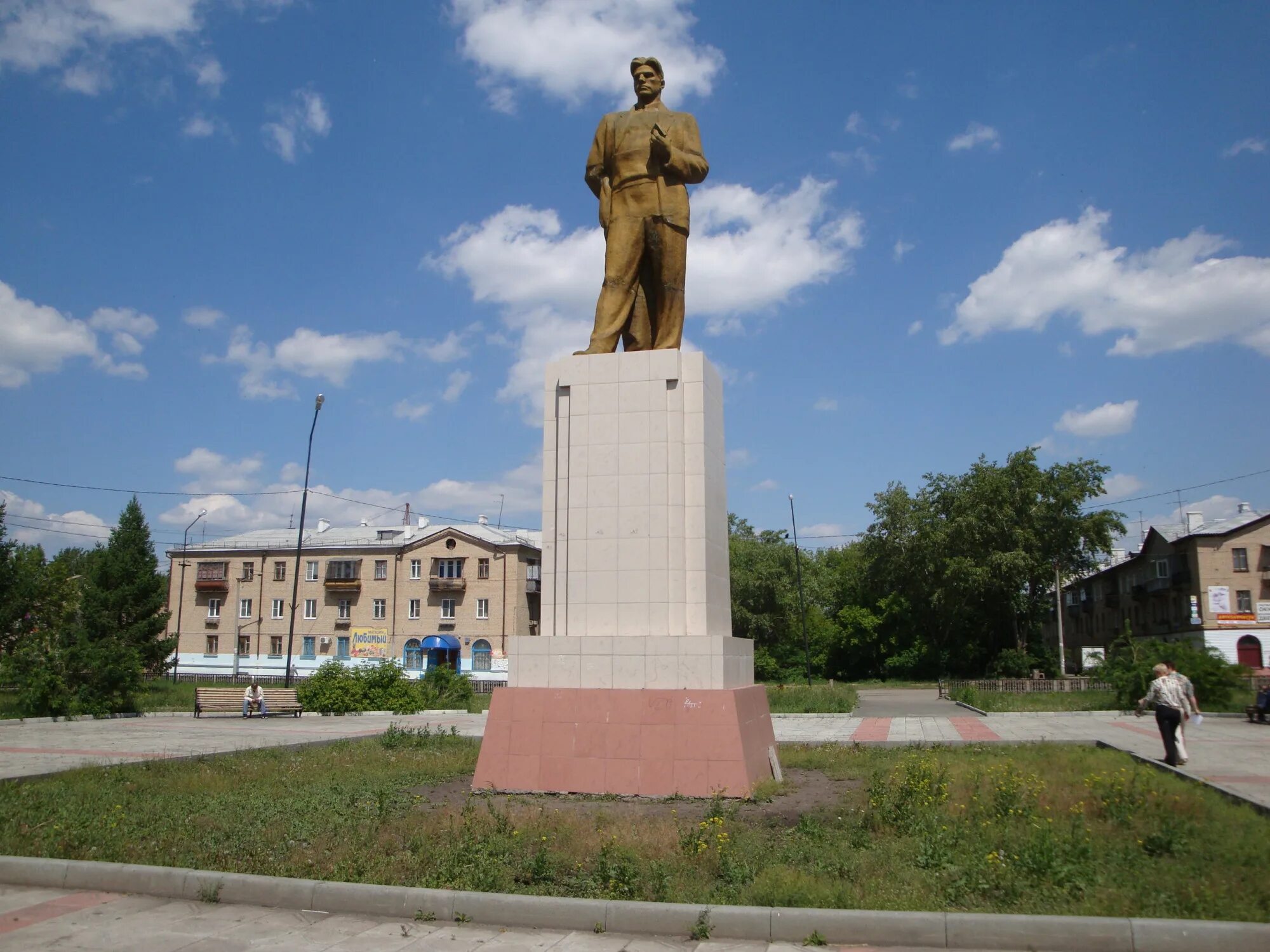 Копейск поселок. Поселок Старокамышинск Копейск. Памятник Маяковскому в Старокамышинске. Статую Маяковского Старокамышинск. Достопримечательности Старокамышинск Копейск.