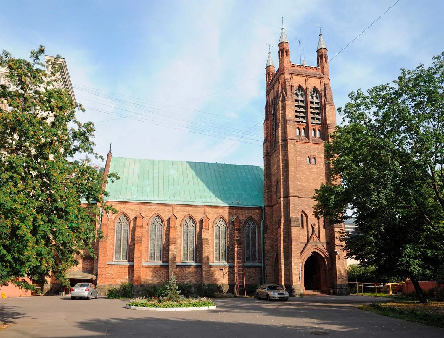 Англиканская церковь в москве церковь-корабль. Англиканская церковь собор святого андрея в москве. Англиканский храм святого андрея в москве. Англиканский собор святого андрея. Англиканский храм святого андрея в москве.