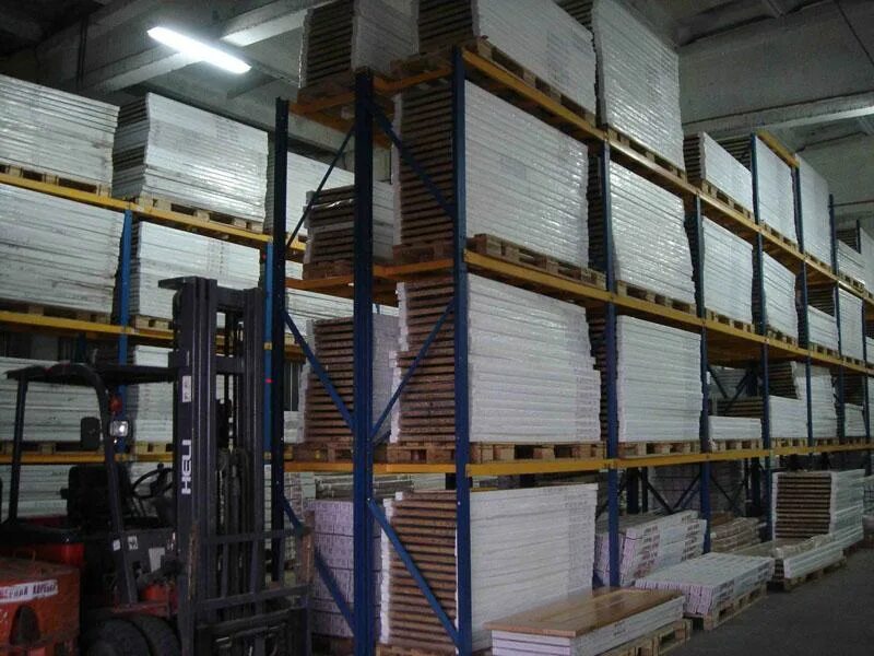 Как правильно хранить двери. Хранение металлических дверей на складе. Как правильно хранить двери. Склад дверей. Склад дверей.