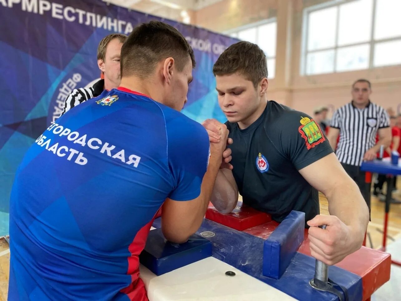 Вахтанг армрестлинг. Amc армрестлинг. Анзор шахмурзаев армрестлинг. Вахтанг армрестлинг. Армрестлинг первенство.
