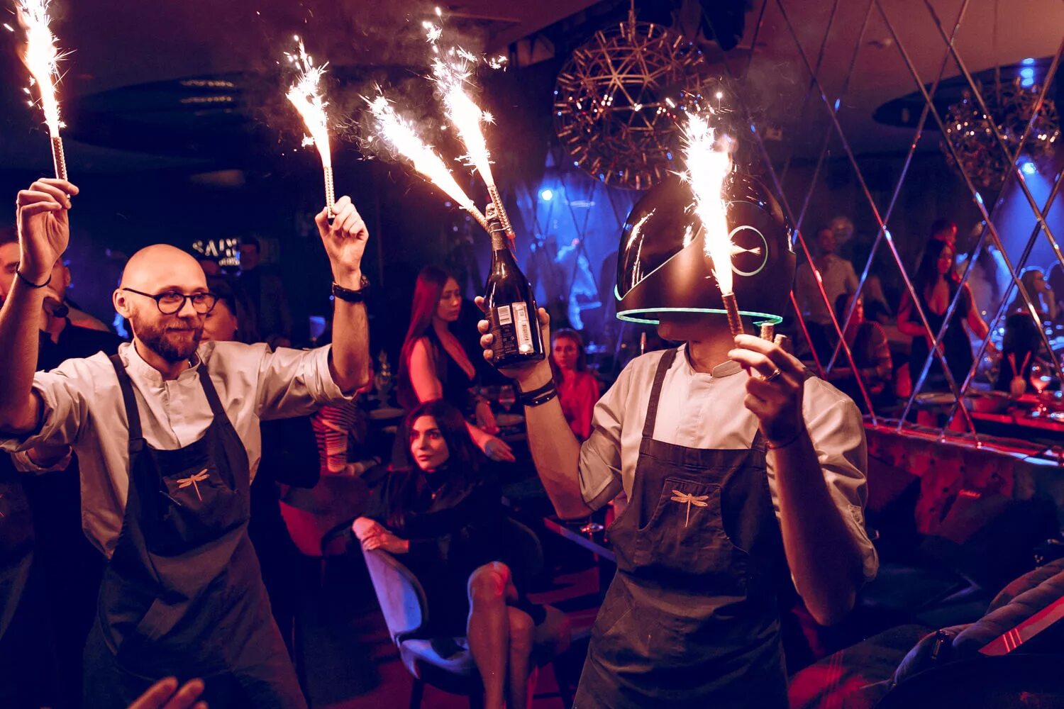 Клуб отчет. Liberty пермь бар. Ночной клуб облака. В клубе фотоотчет. T-club москва.