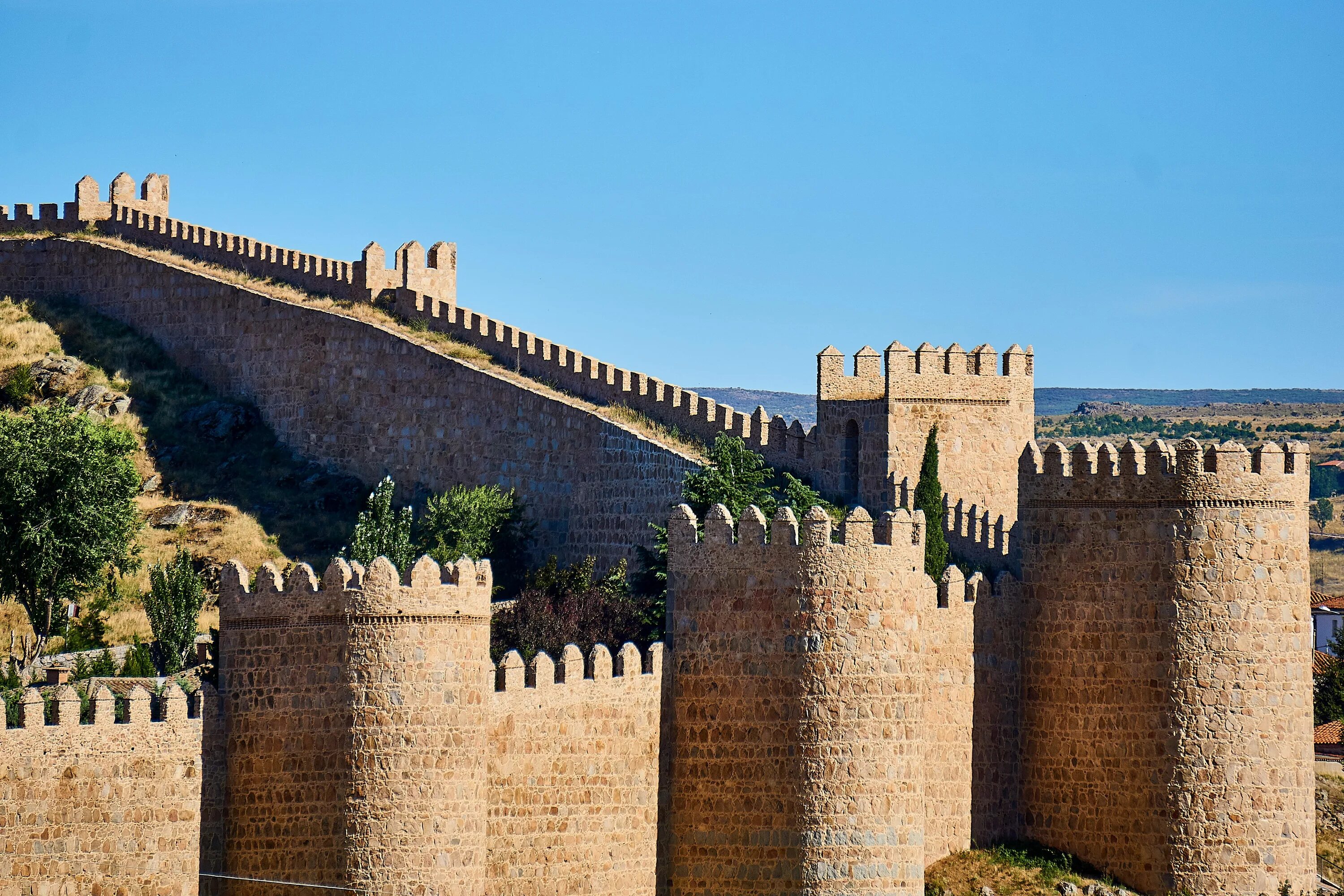 Достопримечательности среднего города. Авила Испания крепость. Замок Авила в Испании. Город крепость Авила в Испании. Стены Авилы (г.Авила), Испания.