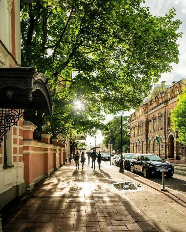 Обыкновенная улица. Большая никитская улица. никитская улица москва. большая никитская москва. красивые улицы.