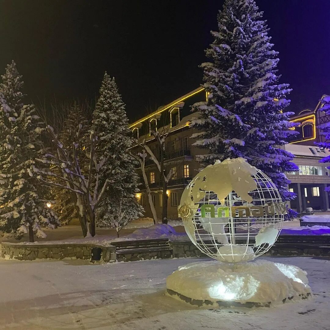 Белокуриха ночью фото. Новогодняя ночь белокуриха на алтае. Новый год в белокурихе 2025. Новогодняя елка в белокурихе. Белокуриха вечером.