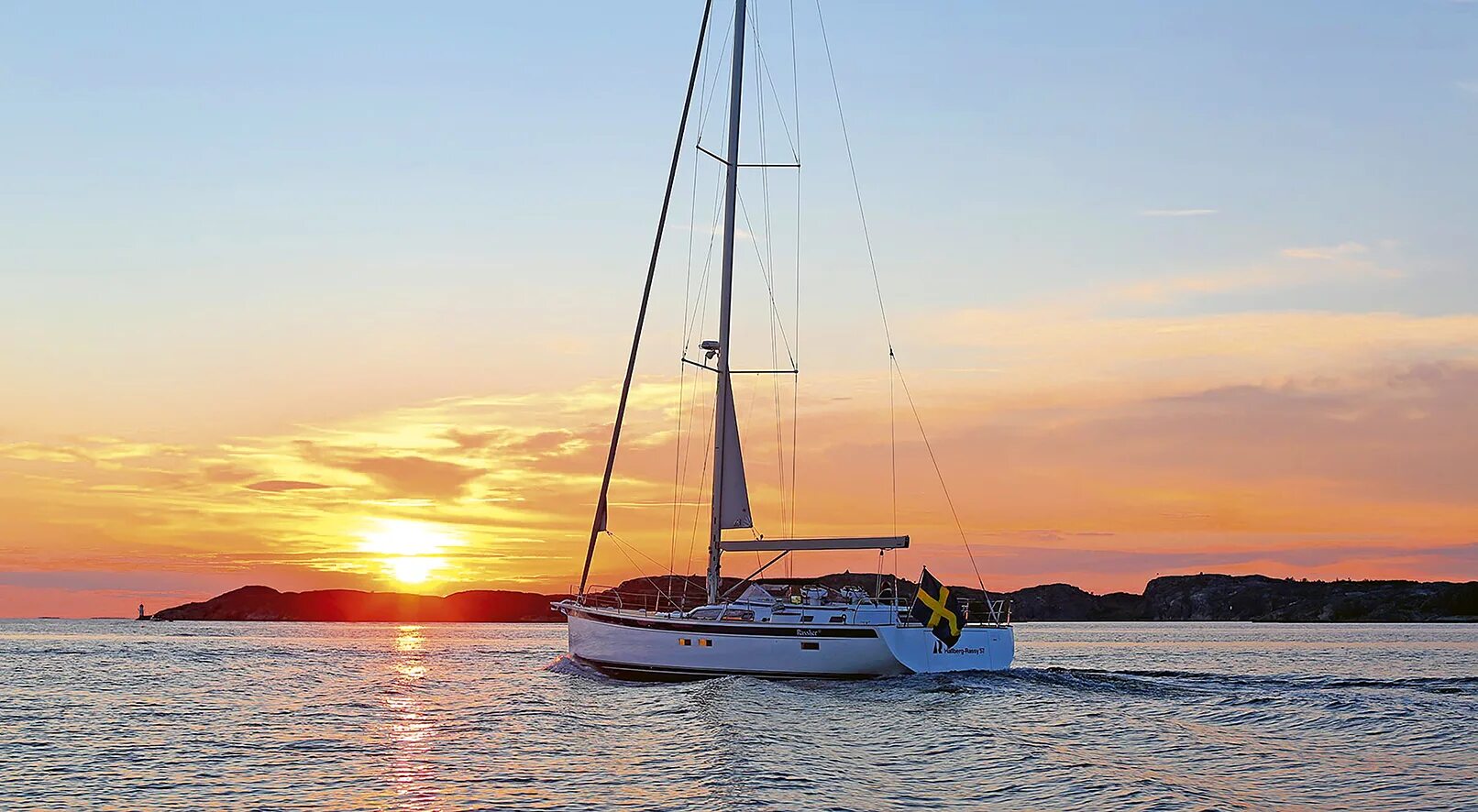 Парусная яхта нефрит. Jeffrey gold. Яхта обои. Sebastian m. Sailing mast black.