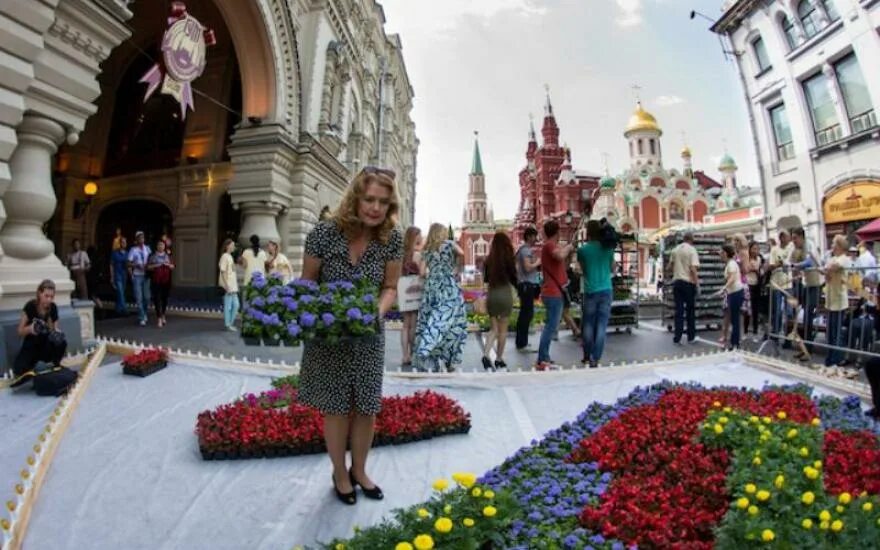 Ку цао цветок. Люди с цветами в москве. Цветы в гуме фотосессии. Флорист. Весенняя вечеринка.