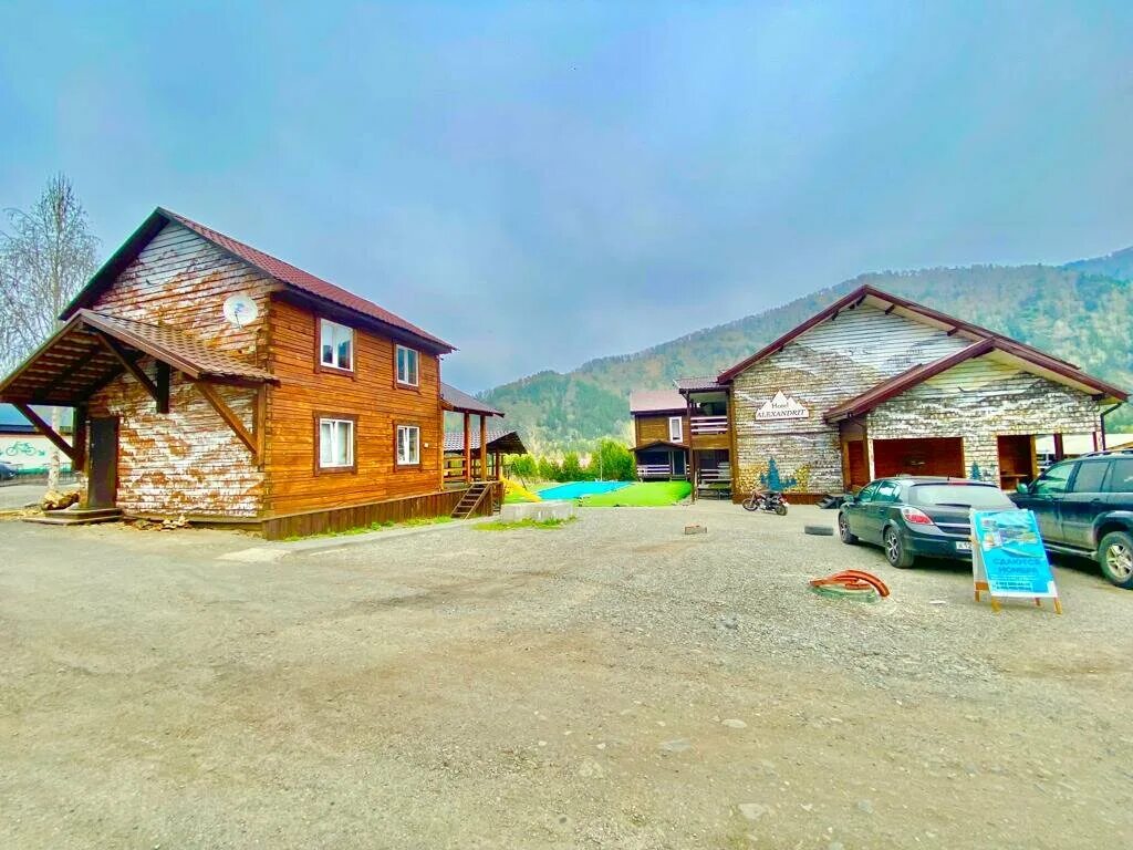 алтай телецкое озеро артыбаш. усадьба саржевских бирюзовая катунь. турбаза «бухта весёлого роджера». веселый роджер база отдыха горный алтай. турбаза бухта весёлого роджера алтай.