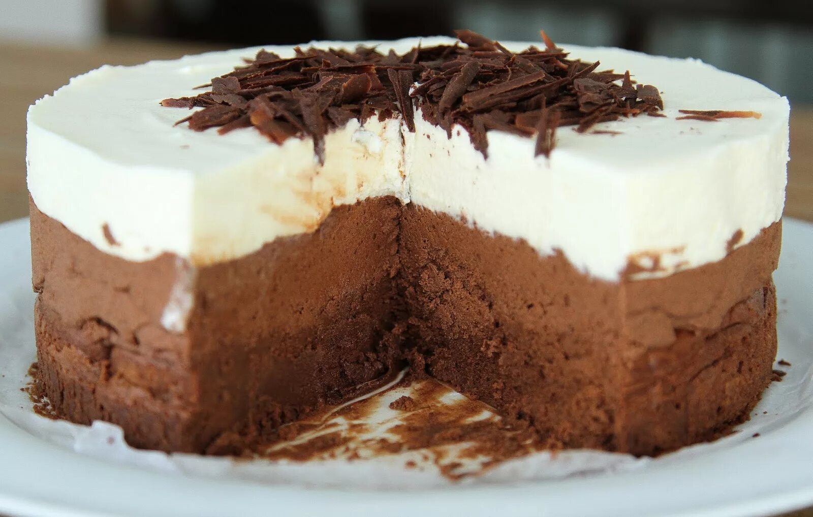 Three chocolates. Торт три шоколада винипух. Украшение торта 3 шоколада. Торт три шоколада муссовый торт. Торт три шоколада разрез.