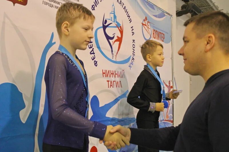Соревнования по фигурному катанию свердловская. Динамо детям 24 декабря 2022. Ффк свердловской по фигурному катанию. Соревнования по фигурному катанию свердловская. Спортивная школа фигурного катания ека.