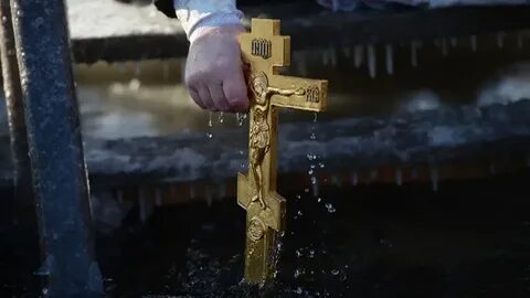 Что делать с прошлогодней крещенской водой