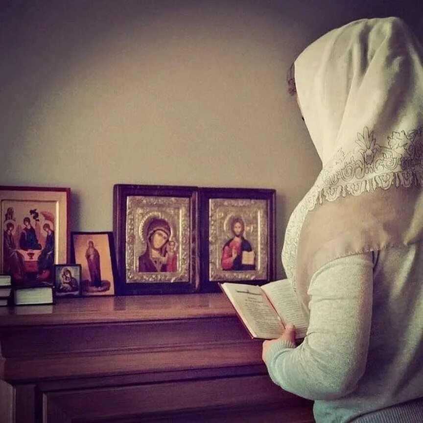 молитвы дома читать перед иконой. молитвы дома читать перед иконой. человек перед иконой. молитва албазинской иконе божией матери. горящая свеча у иконы.