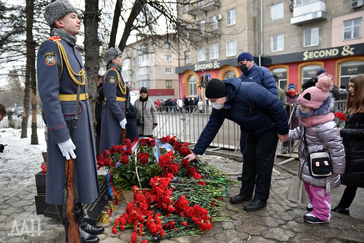 Сколько цветов на мемориал. Памятник погибшим на Боссе. Мемориал погибших ДНР. День памяти погибших на Боссе. Трагедия на Боссе 22 января 2015.