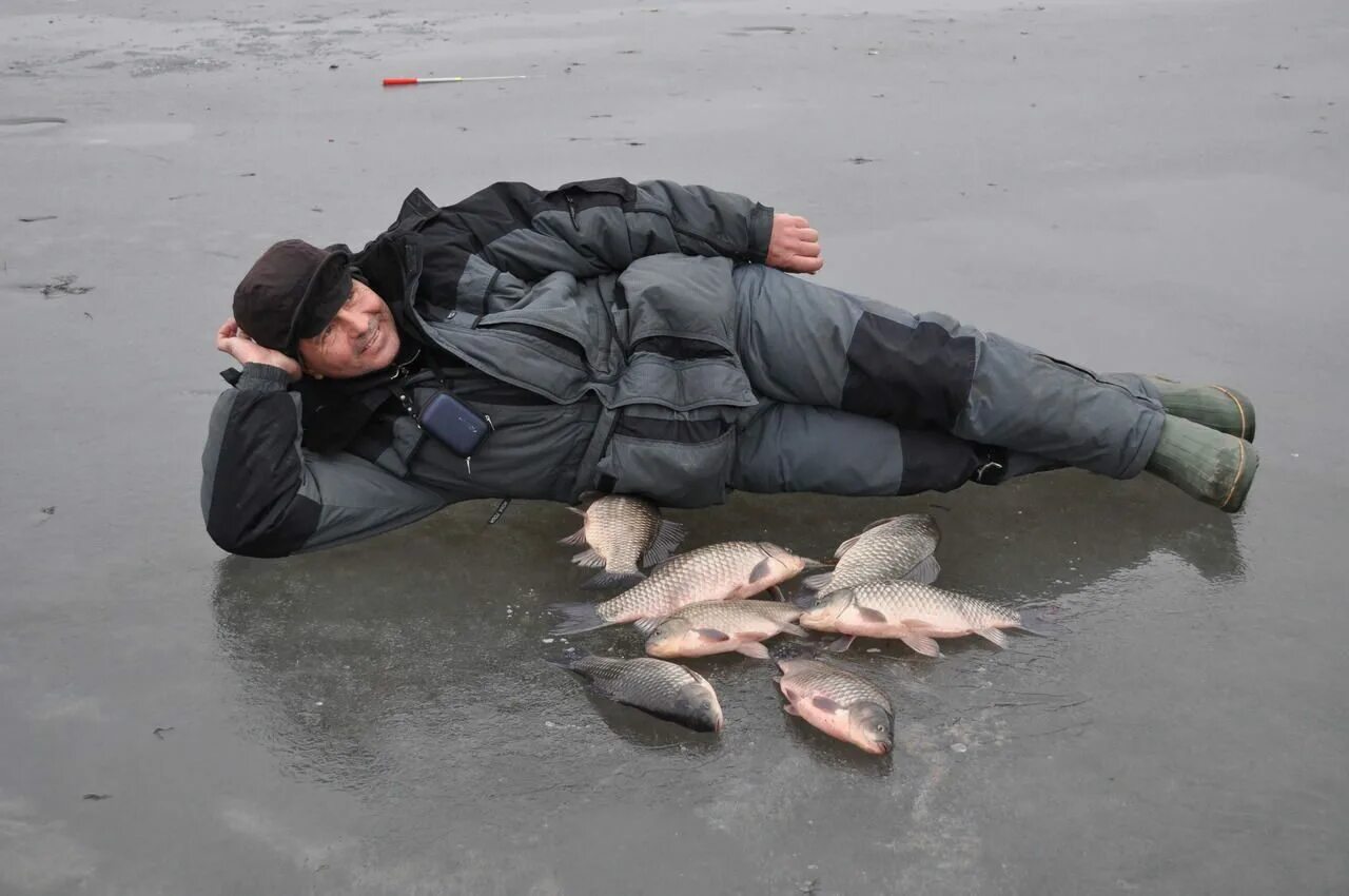 Где сейчас можно ловить рыбу. Рыбаки на Волге зимой. Рыбаки на зимней рыбалке на Волге. Зимняя рыбалка на реке Волга. Сейчас на Волге ловится рыба.