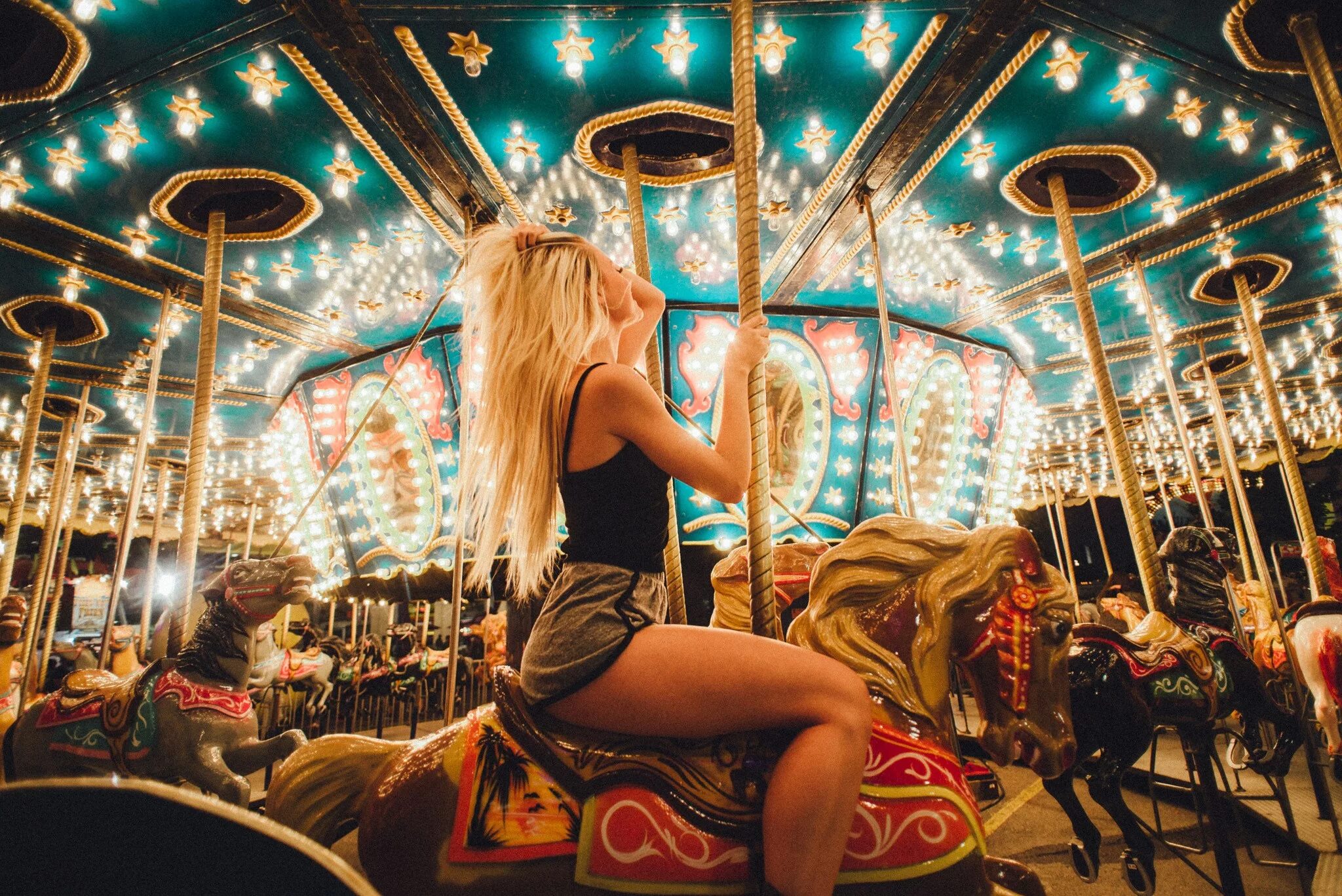 Подруги смеются. Вечеринка. Кататься на карусели. Юлия гюнтель julia guenthel. Развлечения в парке.