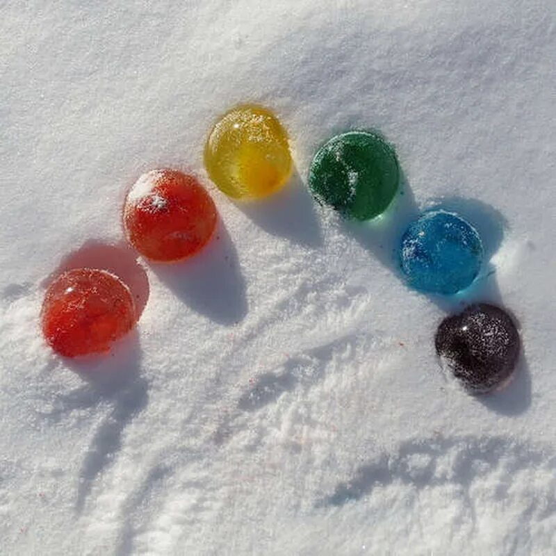 Цветные ледяные шары. Цветные ледяные шары из воздушных шариков. Цветной лед. Фигуры из ледяных шаров. В воду лед делаем