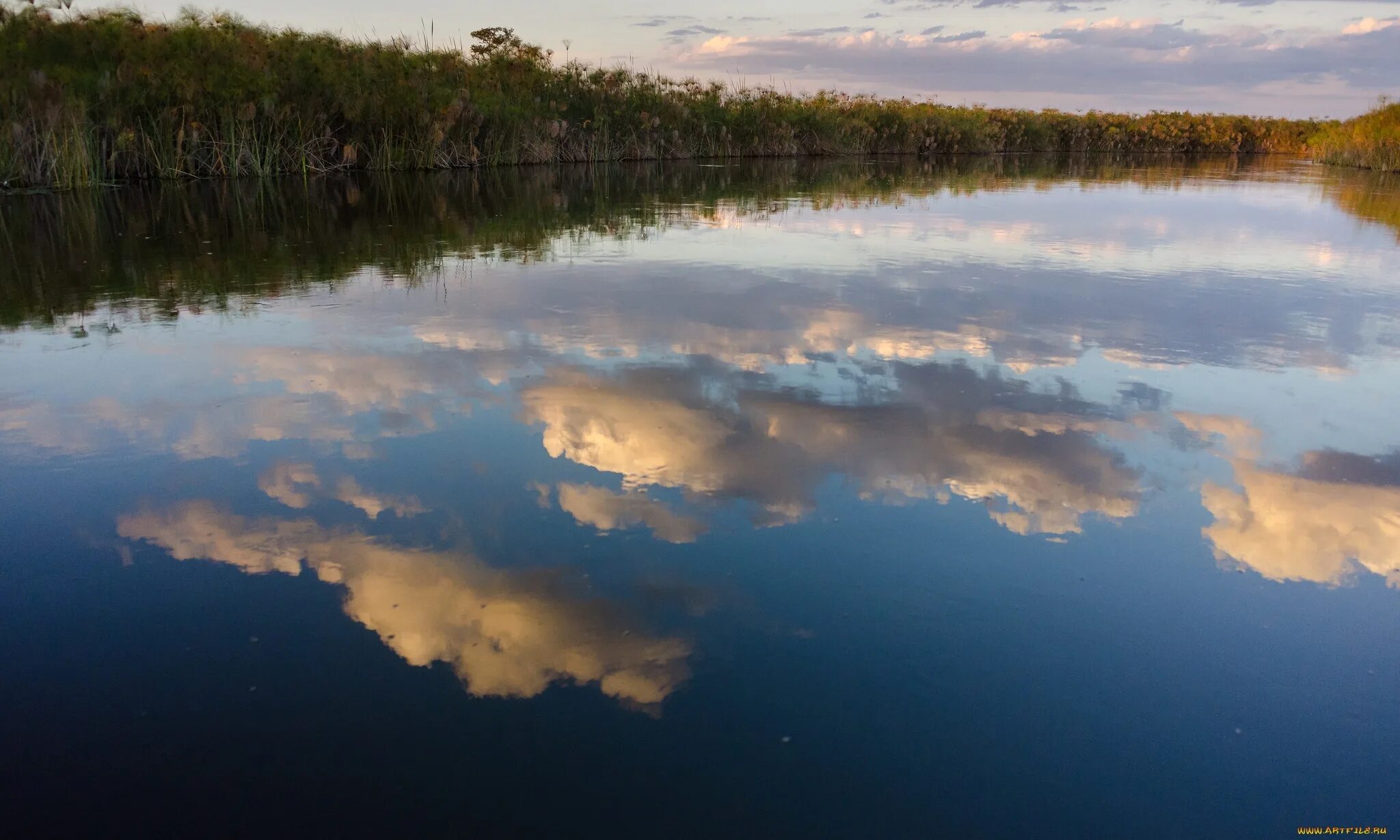 Облако в реке слушать. Отражение облаков в реке. Отражение облаков в озере. Облака в реке. Облака отражаются в реке.