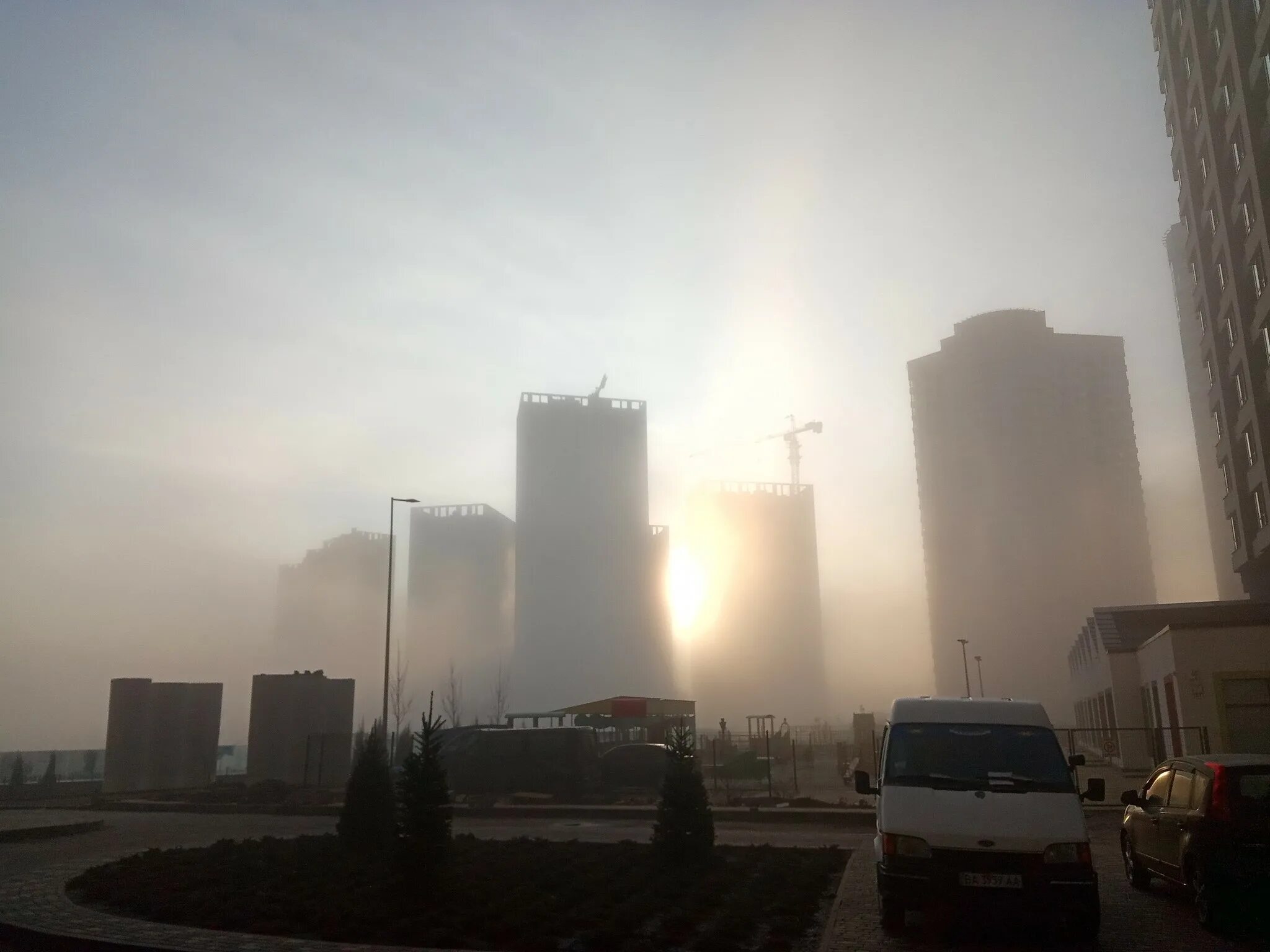 Встану я утром в тумане. Город в тумане. Утро в городе. Утро туманное городское. Утро в городе туман.