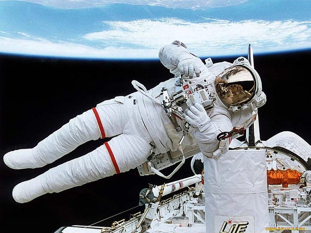 Космонавт в космосе. Скафандр Космонавта. Астронавт в космосе. Космонавт в скафандре в открытом космосе.