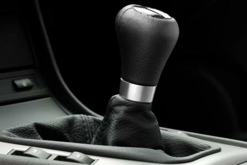 Как управлять механической коробкой передач. Automatic transmission shift knob chery. машины с рычагом переключения скоростей на руле. dsg shift knob. коробка передач в автомобиле с двумя педалями.