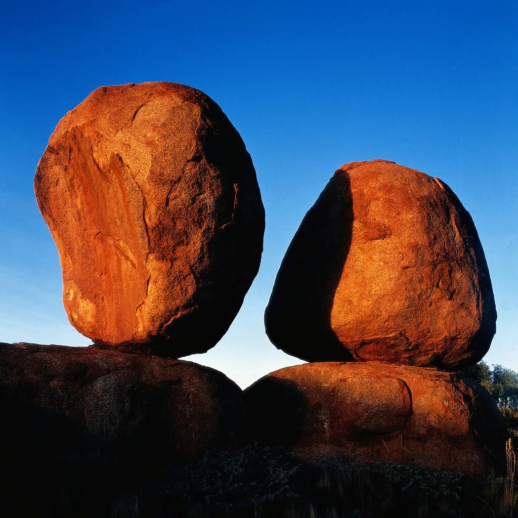 Two stone. Причудливый камень. Два камня. Необычные булыжники. Камень валун.