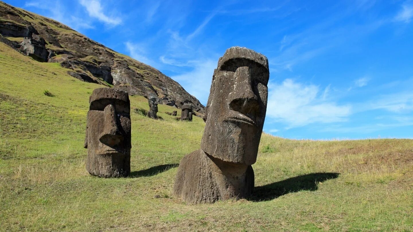 Остров Пасхи статуи Моаи. Идолы острова Пасхи. Каменные истуканы острова Пасхи. Моаи на острове Пасхи.