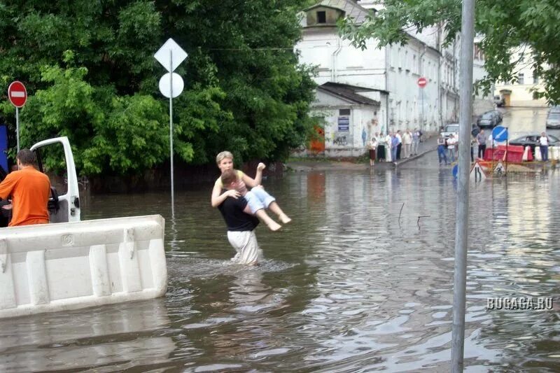 Затопило центр Москвы. Сегодня дождь. Потоп на Бауманской. Супер ливень.