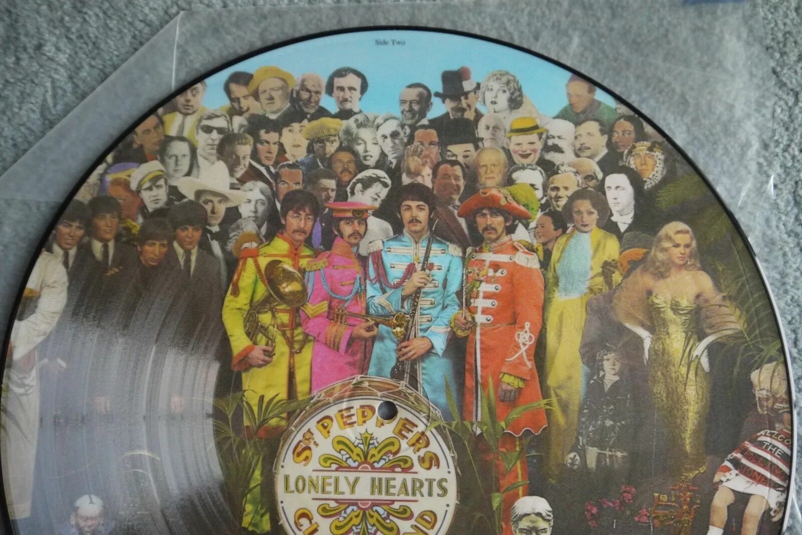 Beatles sgt pepper lonely. Обложка Битлз сержант Пеппер. Sgt. Pepper's Lonely Hearts Club Band Битлз. Виниловая пластинка the Beatles - Sgt. Pepper's Lonely Hearts Club Band (reissue, stereo, Gatefold). Обложка пластинки Битлз сержант Пеппер.