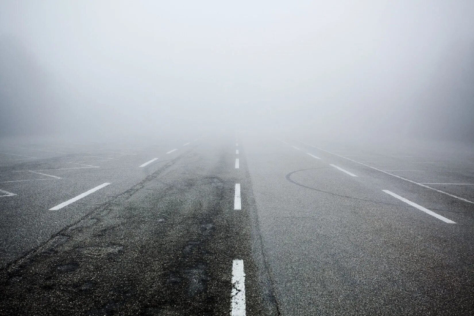 Дорога в тумане. Туман на трассе. Сильный туман на дороге. Плохая видимость на дороге. Плохо видимый в тумане