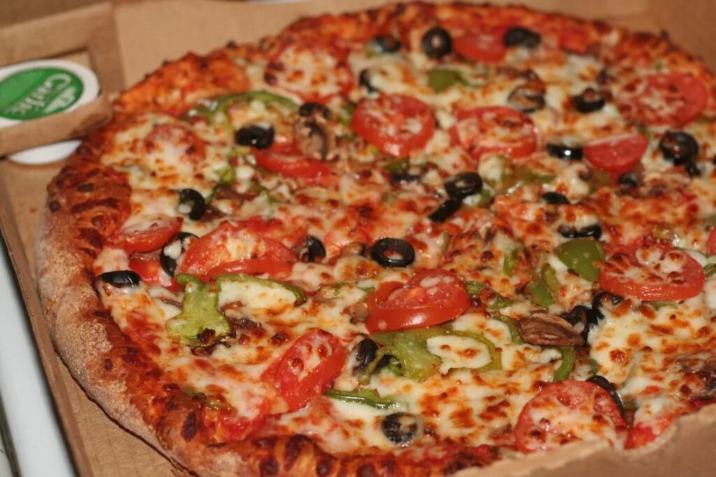 Домашняя пицца 10. Пицца домашняя. Красивая пицца домашняя. Пицца домашняя на столе. Шикарная домашняя пицца.