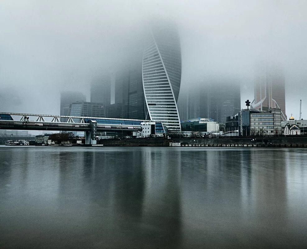 Снизов. Москва Сити в тумане. Москва Сити в тумане ночью. Вид с Москоу Сити в туман. Вид с Москва Сити в туман.