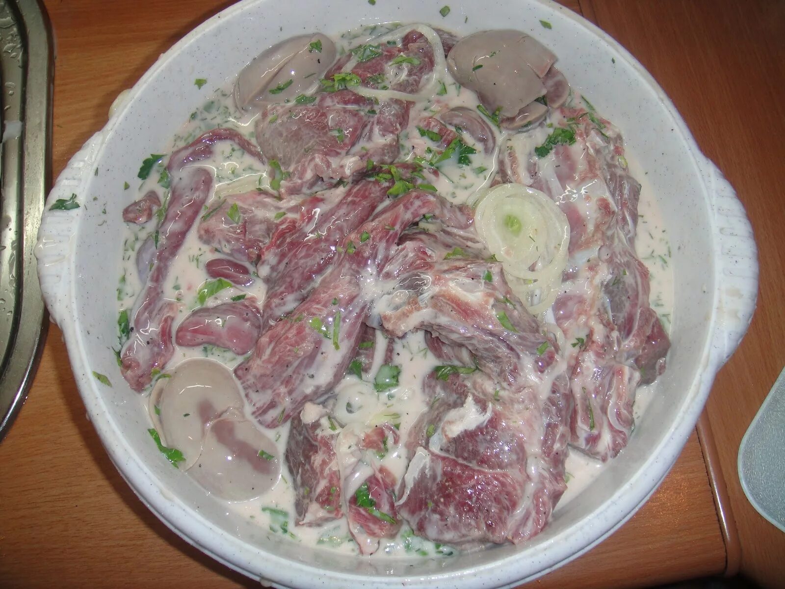 Шашлык мясо мариновать холодильник. Мясо с майонезом. маринад для шашлыка из баранины. шашлык баранина мариновка. маринад для мяса.
