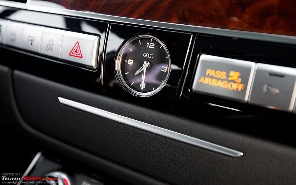 Купить часы в салоне. Часы от Audi q5. Аналоговые часы Audi q5. Ауди с часами на торпеде. Часы салонные автомобильные.