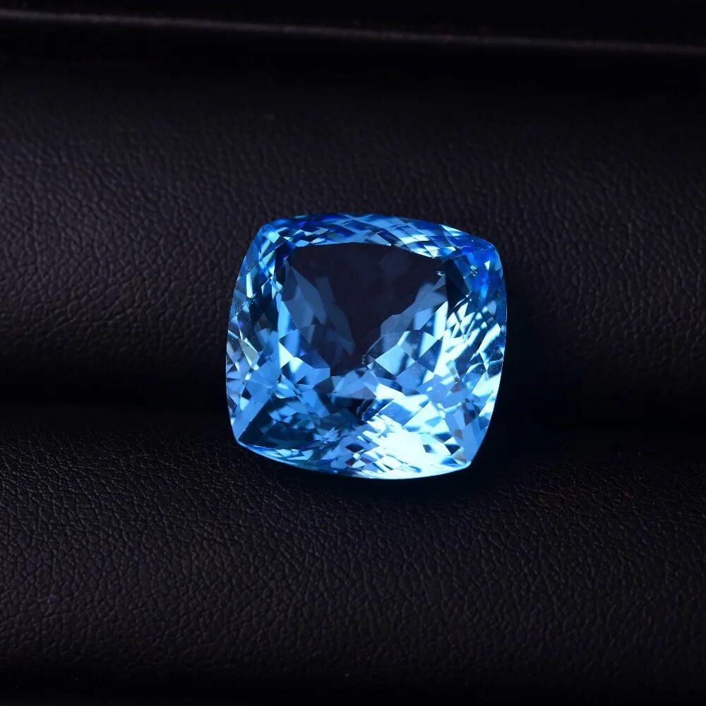 Карат синий. Топаз 40 карат. Топаз камень. Синий драгоценный камень топаз. Голубой топаз с бриллиантами.