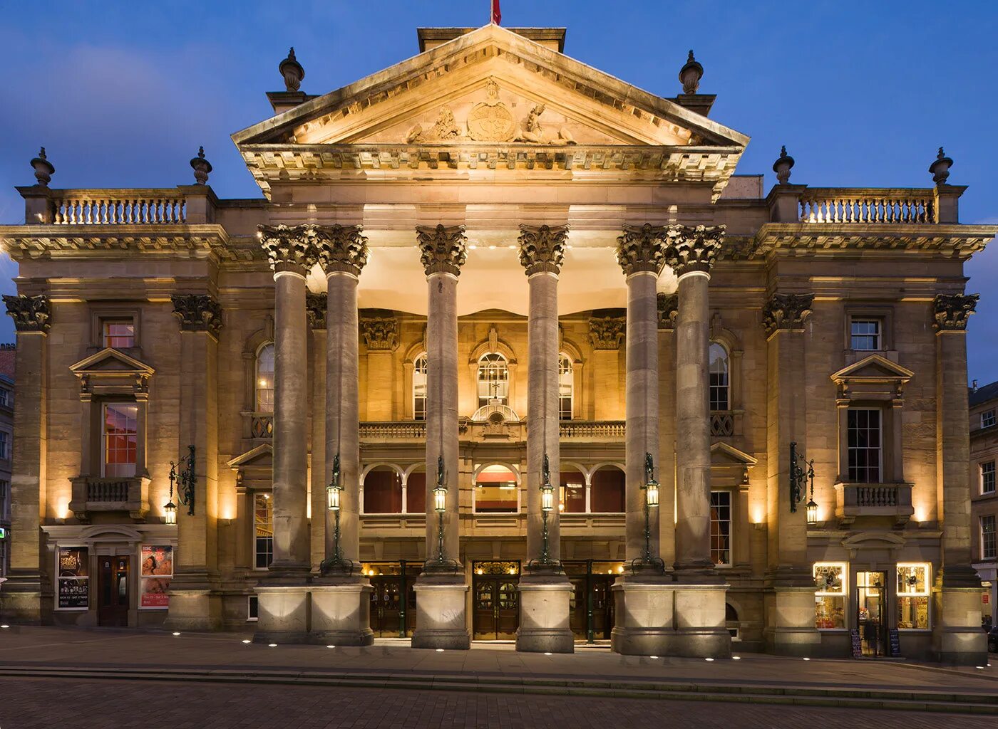 Theatre in use. Королевский оперный театр в Лондоне. Ковент Гарден в Лондоне. Ковент Гарден театр. Лондонский Королевский театр «Ковент-Гарден».