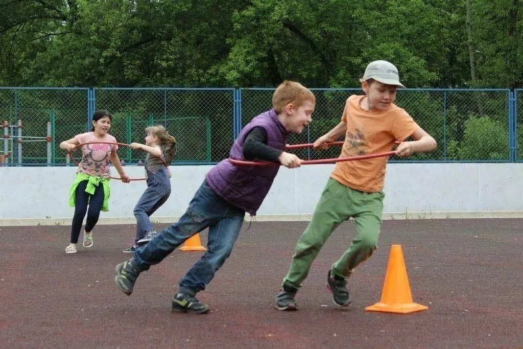 Необычные спортивные соревнования для детей. Игровые эстафеты для детей на улице. Спортивная эстафета. Спортивные состязания для детей.