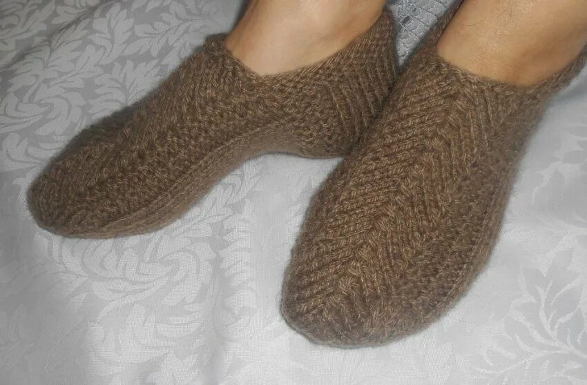 Мужские тапочки следки. Тапочки спицами на двух спицах мужские. Мужские тапочки на двух спицах. Тапочки спицами на двух спицах мужские. Следки марины курцевой.