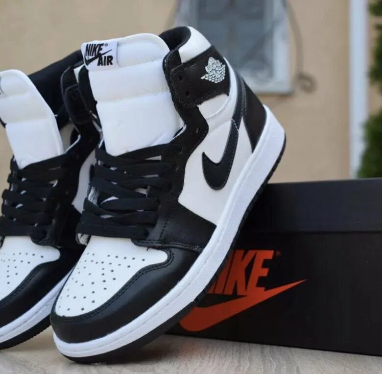 Nike Air Jordan 1 бело черные. Nike Air Jordan 1 черные с белым женские. Nike Air Jordan 1 черно белые. Кроссовки Nike Air Jordan 1 черно белые. Кроссовки jordan черные