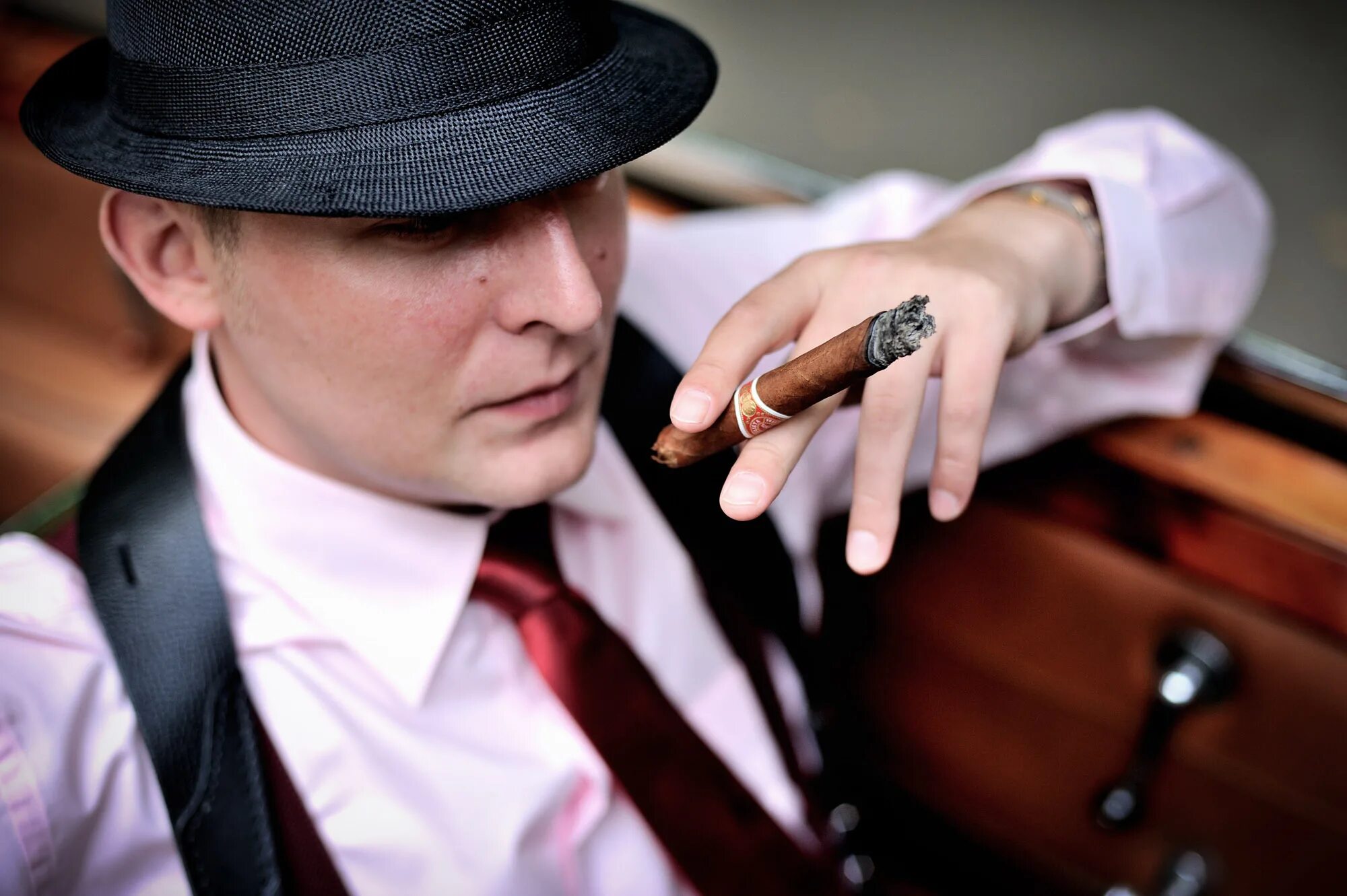 джон элайт гангстер. мужчина мафиози. костюм мафия аль капоне. мужчина мафиози. костюм в стиле мафия мужской.