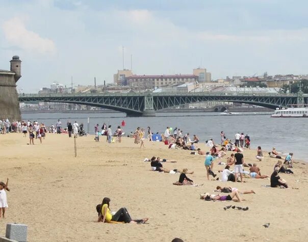 Петербург где можно купаться. Пляж Петропавловской крепости Санкт-Петербург. Питер Петропавловский пляж. СПБ пляж Петропавловка. Пляж около Петропавловской крепости.