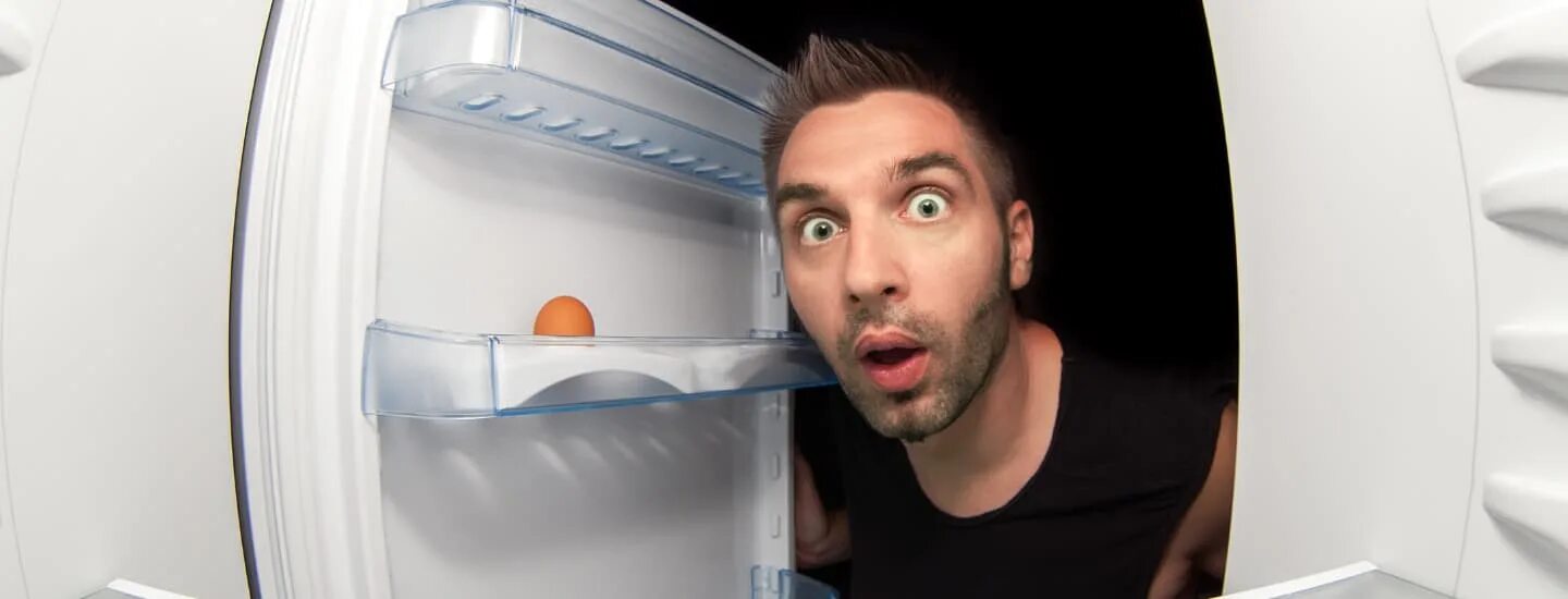 Песня открываю холодильник. Холодильник. Пустой холодильник. Холодильник открытый пустой. Человек в холодильнике.