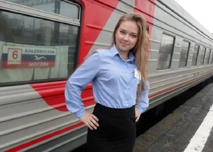 Поводок на пассажирском вагоне. Проводник ржд форма 2020. Проводница ржд. Работницы железной дороги. Проводница пассажирского вагона.