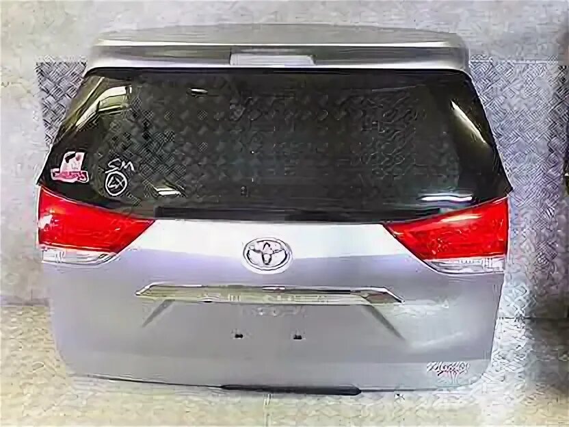 Крышка багажника венза. Toyota venza 2009. Тойота сиенна 2005 крышка багажника. Крышка багажника венза 2013. Venza защита с отверстие.