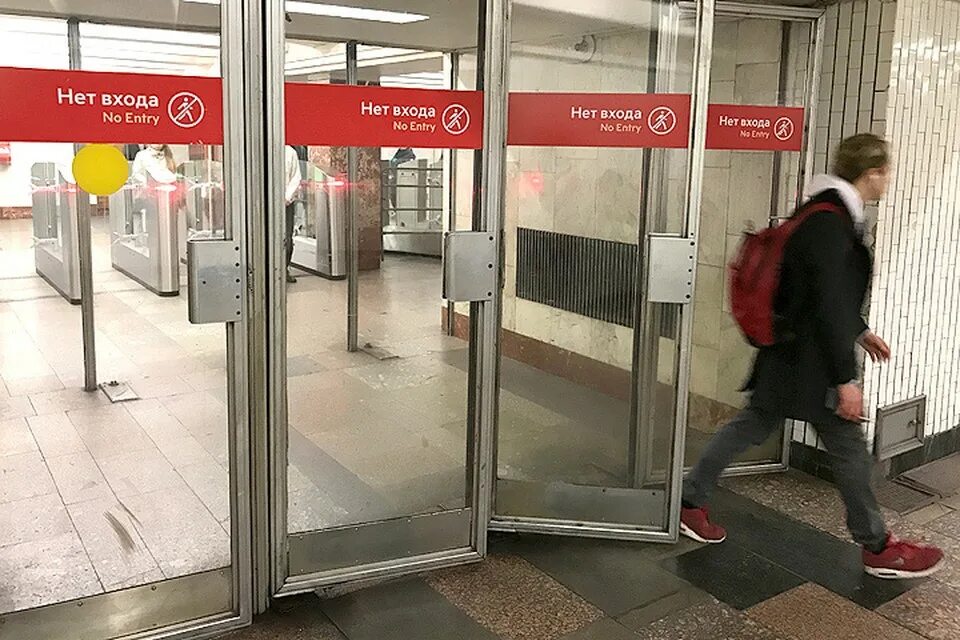 служба безопасности метрополитена. можно ли войти в метро. действия при падении на рельсы в метро. стеклянные двери в метро. правила безопасности в метро.