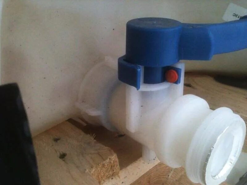 Врезка в полипропиленовую трубу без пайки. Соединение шарового крана с полипропиленовой трубой. Пластиковые краны перекрытия. Пластиковый кран для воды запчасти. Сливной кран на еврокубе.