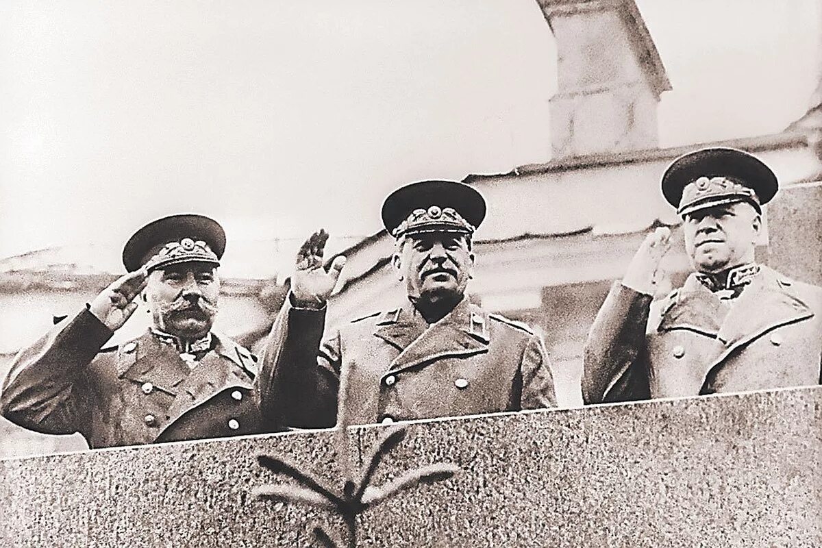 Сталин на трибуне мавзолея на параде победы 1945. Приказ сталина о проведении парада победы. Командовал парадом победы 24. Сталин на трибуне мавзолея 1945. Сталин на трибуне мавзолея на параде победы.