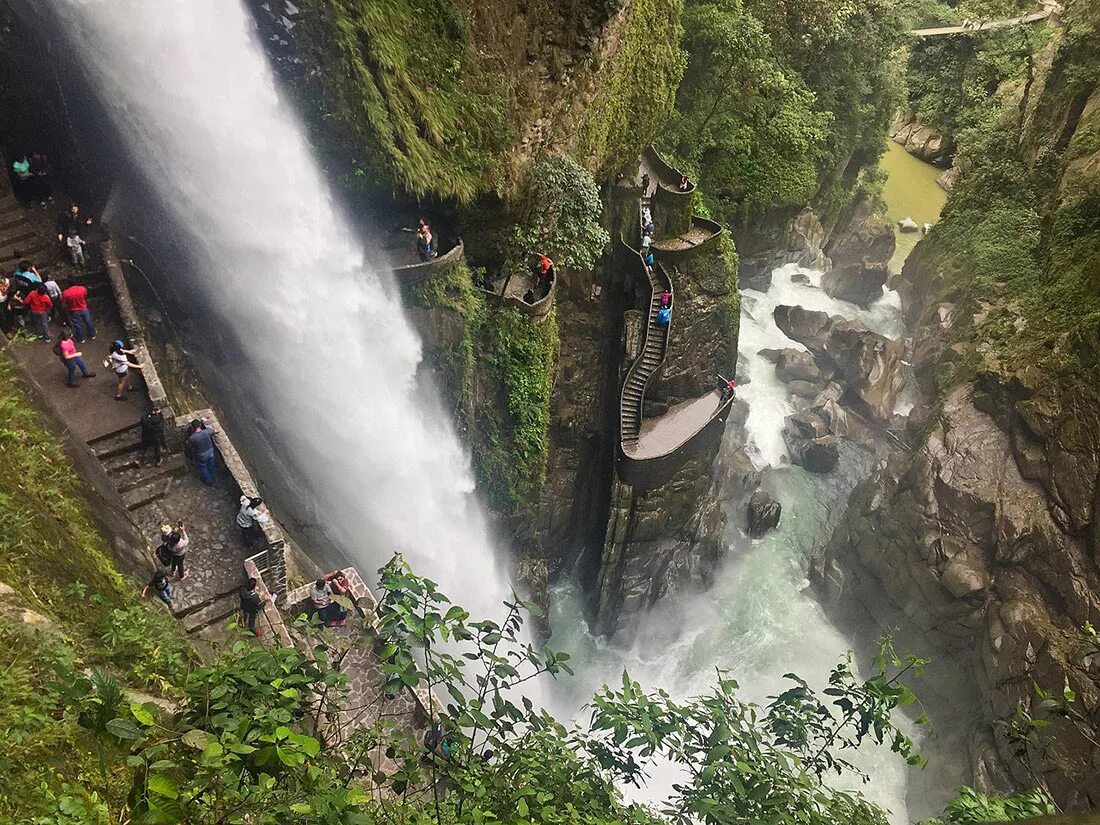 С какой высоты падает вода в водопаде. Водопад Пайлон дель Дьябло Эквадор. Водопад Пайлон дель Дьябло (котел дьявола). Котел дьявола в Эквадоре. Водопад котел дьявола в Эквадоре.