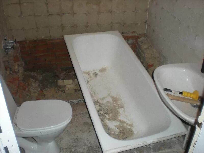 Демонтаж ванной вынос. Старая ванная комната. демонтаж ванны. демонтаж чугунной ванны. совковая ванная комната.